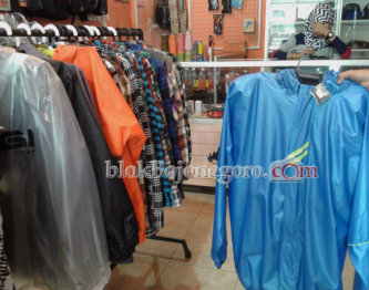 Mulai Hujan, Permintaan Jas Hujan Meningkat